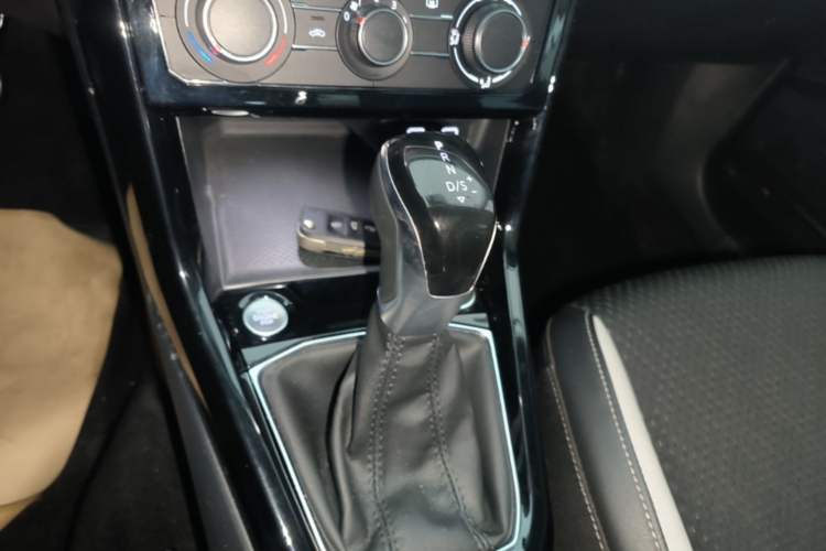 Used Volkswagen Tacqua 2023 200TSI DSG Joy-Connect Edition Gear Lever