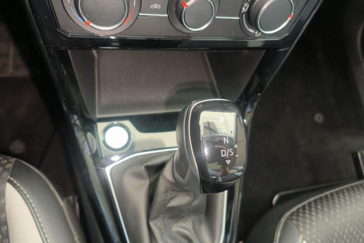 Used Volkswagen Tacqua 2023 200TSI DSG Joy-Connect Edition Gear Lever