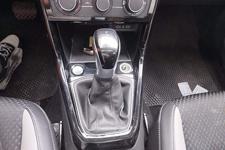 Used Volkswagen Tacqua 2023 200TSI DSG Joy-Connect Edition Gear Lever