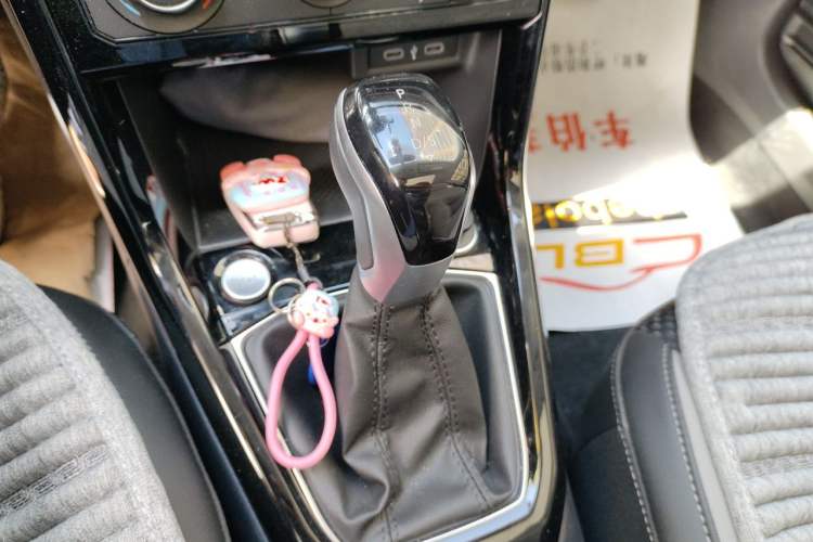 Used Volkswagen Tacqua 2023 200TSI DSG Joy-Connect Edition Gear Lever