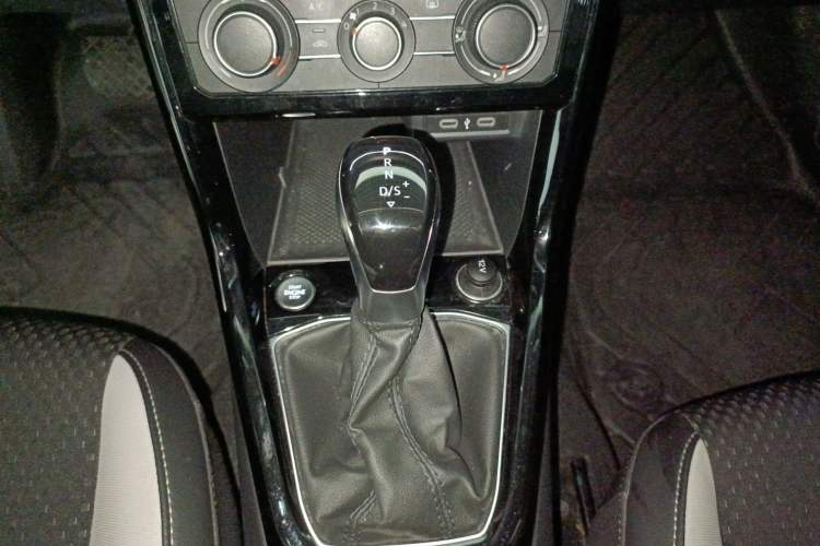 Used Volkswagen Tacqua 2023 200TSI DSG Joy-Connect Edition Gear Lever