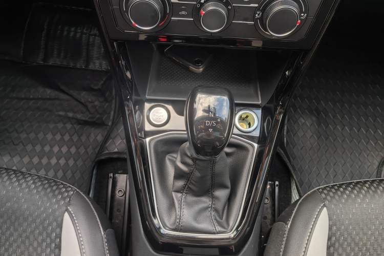 Used Volkswagen Tacqua 2023 200TSI DSG Joy-Connect Edition Interior 4