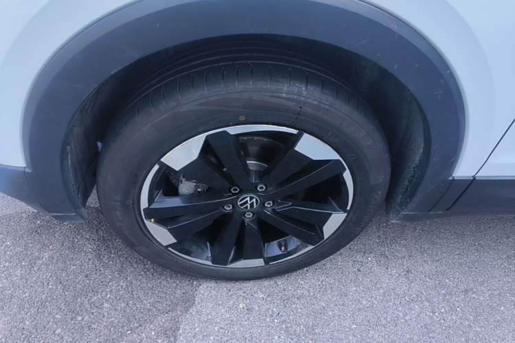 Used Volkswagen Tacqua 2023 200TSI DSG Joy-Connect Edition Left Front Wheel Hub