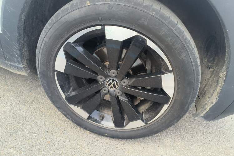 Used Volkswagen Tacqua 2023 200TSI DSG Joy-Connect Edition Right Front Wheel Hub