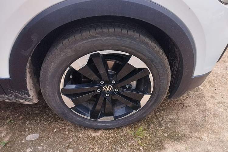 Used Volkswagen Tacqua 2023 200TSI DSG Joy-Connect Edition Right Front Wheel Hub