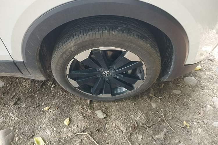 Used Volkswagen Tacqua 2023 200TSI DSG Joy-Connect Edition Right Front Wheel Hub
