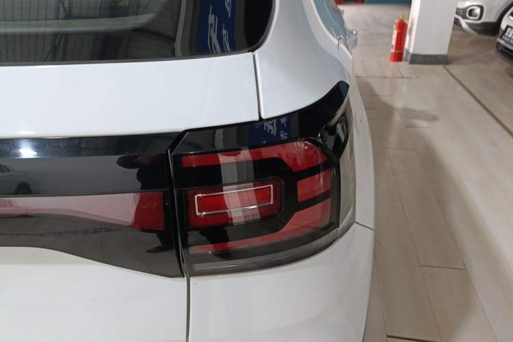 Used Volkswagen Tacqua 2023 200TSI DSG Joy-Connect Edition Right Rear Taillight