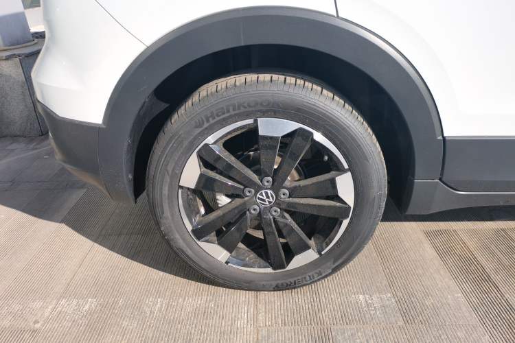 Used Volkswagen Tacqua 2023 200TSI DSG Joy-Connect Edition Right Rear Wheel Hub