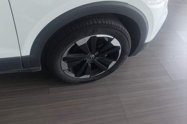 Used Volkswagen Tacqua 2023 200TSI DSG Joy-Connect Edition Right Rear Wheel Hub