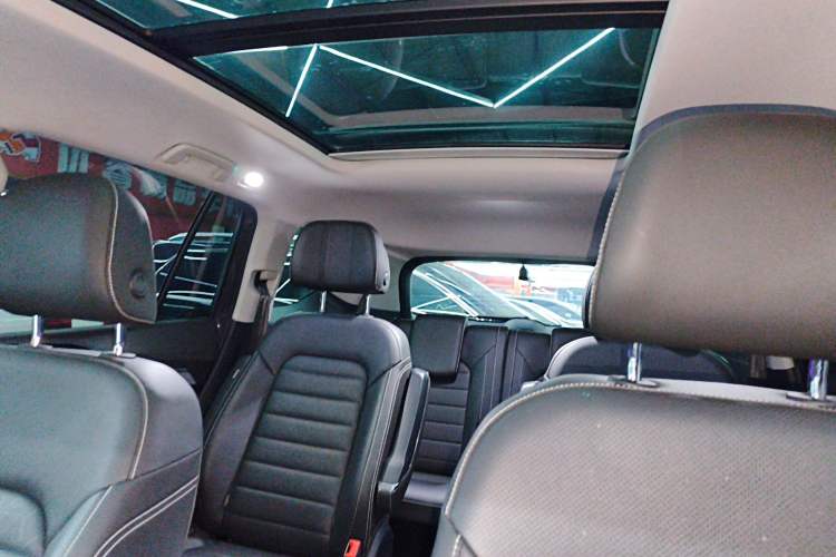 Used Volkswagen Talagon 2021 330TSI Two-Wheel-Drive Luxury Edition – Scenic Version Headliner