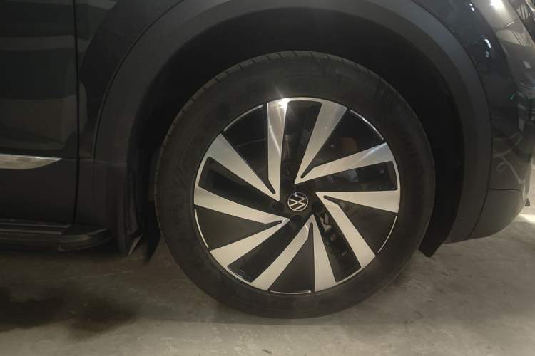 Used Volkswagen Talagon 2021 330TSI Two-Wheel-Drive Luxury Edition – Scenic Version Right Front Wheel Hub