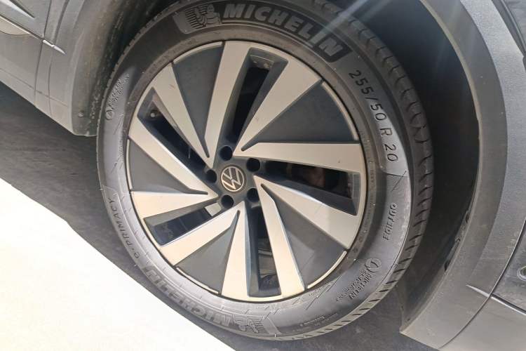 Used Volkswagen Talagon 2021 380TSI Four-Wheel Drive Luxury "Jiajing" Edition Pro Limited Edition Right Front Wheel Hub