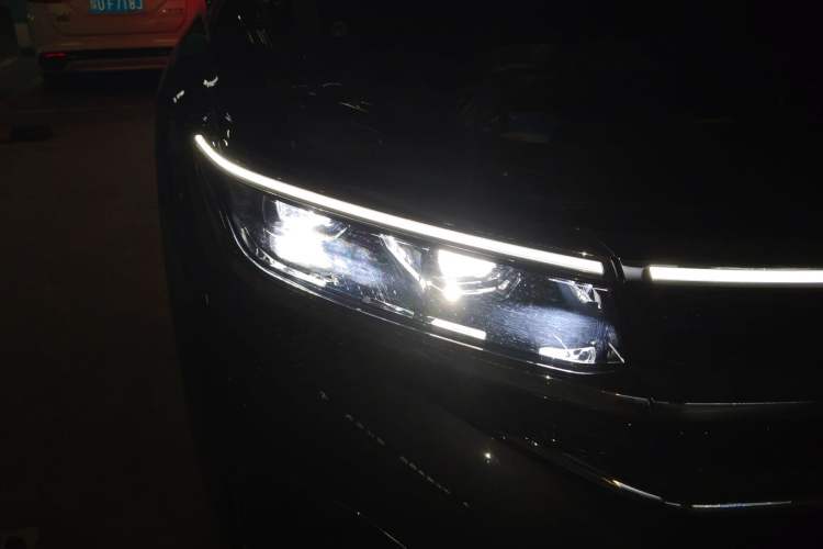 Used Volkswagen Talagon 2022 330TSI Two-Wheel-Drive Luxury Edition with Scenic Package 7 Seats Right Front Headlight