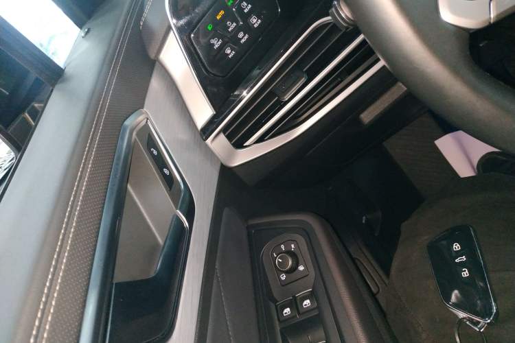 Used Volkswagen Talagon 2022 530TSI Four-Wheel Drive Flagship Shengjing Edition Pro 6-Seater Interior 1