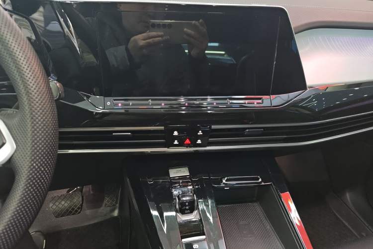 Used Volkswagen Talagon 2023 Facelift 530TSI All-Wheel-Drive Flagship Shengjing Edition Pro 6-Seater Audio And AC Panel