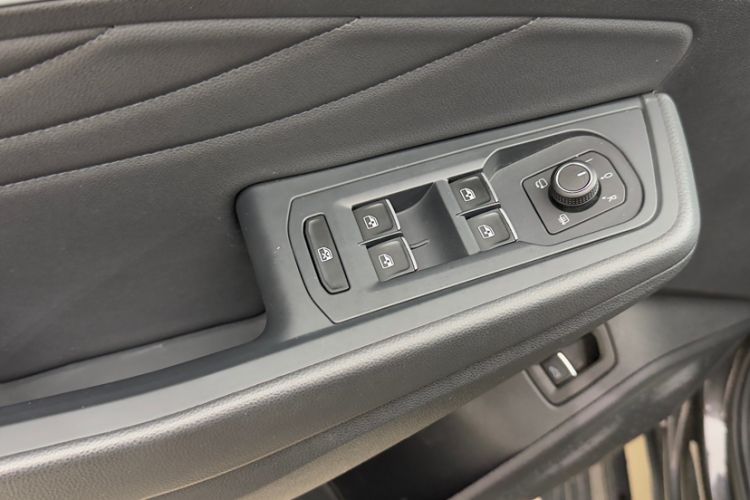 Used Volkswagen Talagon 2024 380TSI All-Wheel Drive Luxury Prestige Pro 6-Seater Interior 9