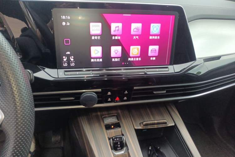 Used Volkswagen Talagon 2024 530TSI Four-Wheel-Drive Flagship Shengjing Edition Pro 6-Seater Audio And AC Panel