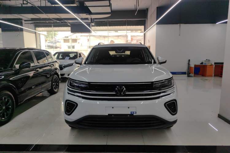 Used Volkswagen Tavendor 2023 330TSI Luxury Touring Edition Exterior 1