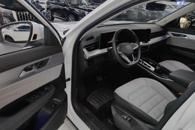 Used Volkswagen Tavendor 2023 330TSI Luxury Touring Edition Interior 2
