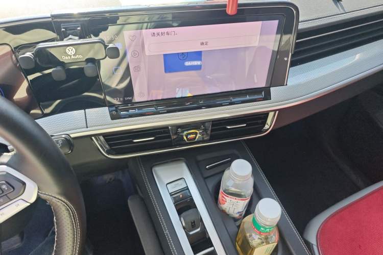 Used Volkswagen Tavendor 2023 330TSI Luxury Touring Edition Audio And AC Panel