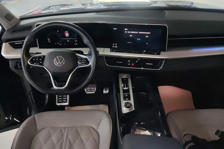 Used Volkswagen Tavendor 2023 380TSI Four-Wheel Drive R-Line First Edition Audio And AC Panel