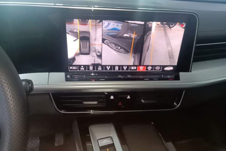 Used Volkswagen Tavendor 2023 330TSI Luxury Touring Edition Audio And AC Panel