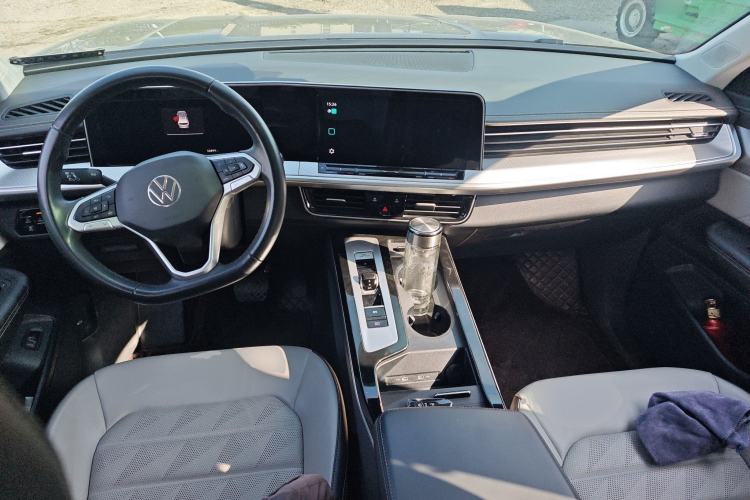 Used Volkswagen Tavendor 2023 330TSI Luxury Touring Edition Center Console