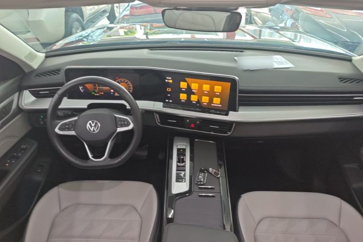 Used Volkswagen Tavendor 2023 330TSI Luxury Touring Edition Center Console