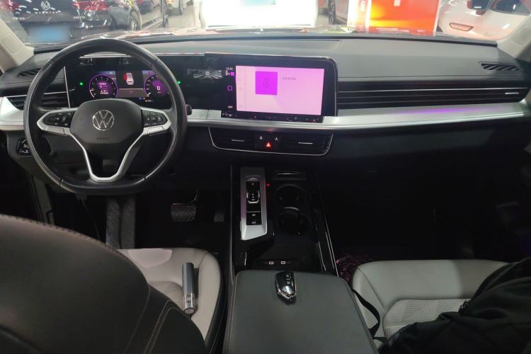 Used Volkswagen Tavendor 2023 330TSI Luxury Touring Edition Center Console
