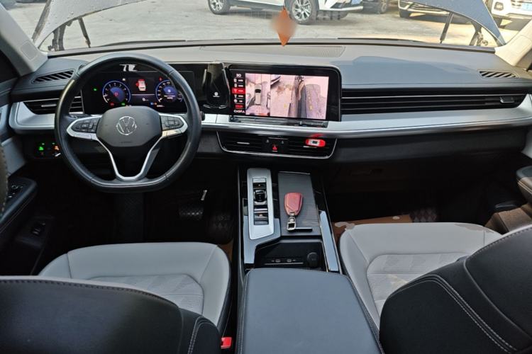Used Volkswagen Tavendor 2023 330TSI Luxury Touring Edition Center Console
