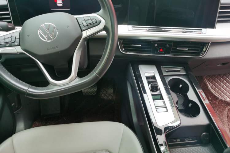 Used Volkswagen Tavendor 2023 330TSI Luxury Touring Edition Center Console
