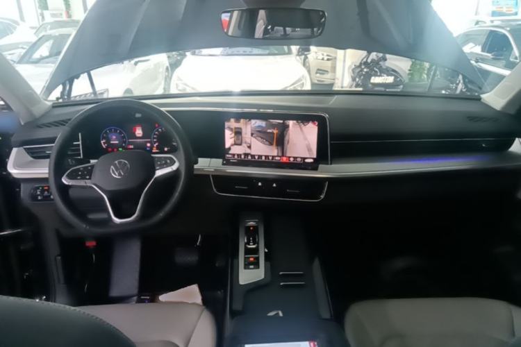 Used Volkswagen Tavendor 2023 330TSI Luxury Touring Edition Center Console