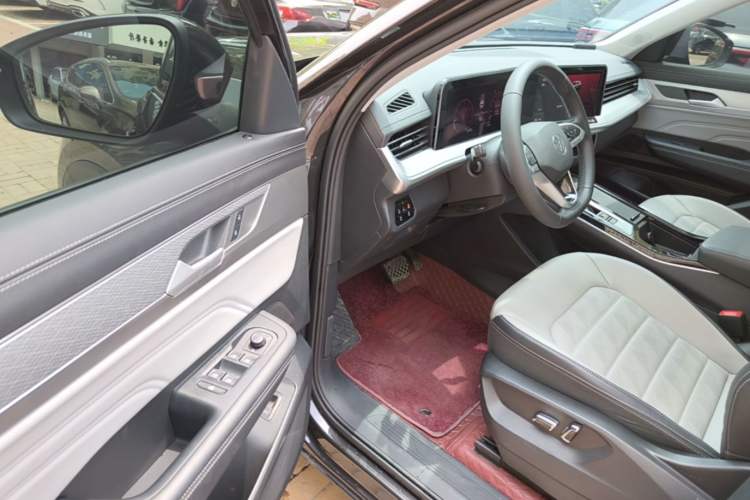 Used Volkswagen Tavendor 2023 330TSI Luxury Touring Edition Driver Seat