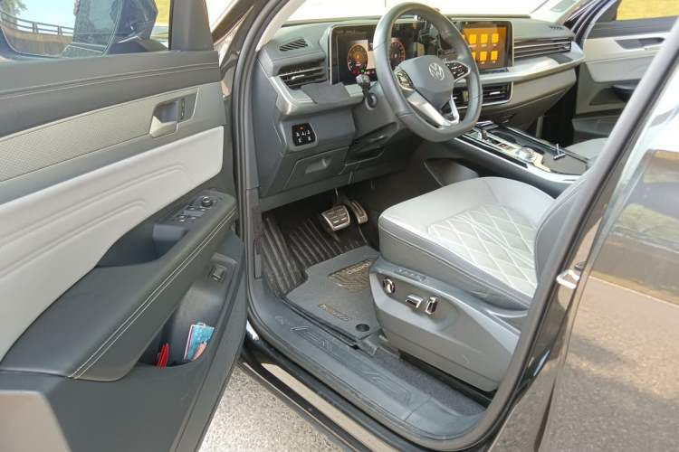 Used Volkswagen Tavendor 2023 380TSI Four-Wheel Drive R-Line First Edition Driver Seat