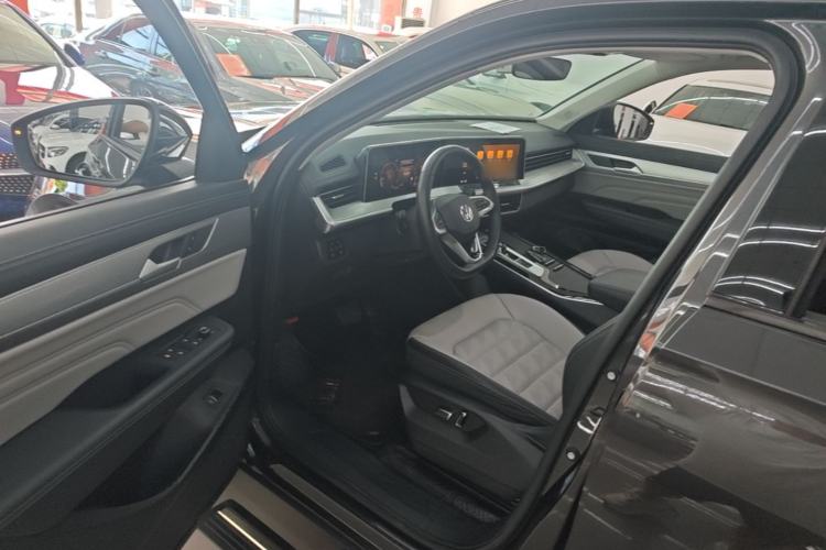 Used Volkswagen Tavendor 2023 330TSI Luxury Touring Edition Driver Seat