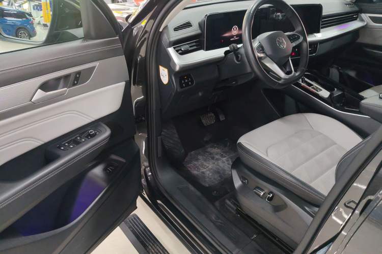 Used Volkswagen Tavendor 2023 330TSI Luxury Touring Edition Driver Seat