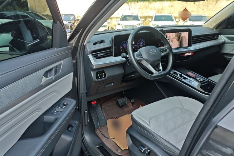 Used Volkswagen Tavendor 2023 330TSI Luxury Touring Edition Driver Seat
