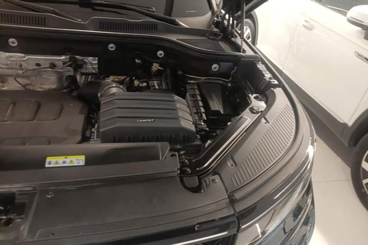 Used Volkswagen Tavendor 2023 380TSI Four-Wheel Drive R-Line Cruise Edition Engine Bay Left
