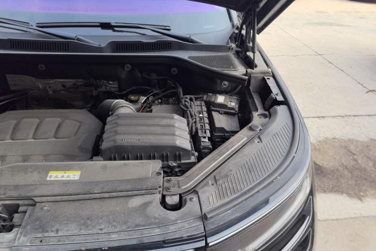Used Volkswagen Tavendor 2023 380TSI Four-Wheel Drive R-Line Cruise Edition Engine Bay Left