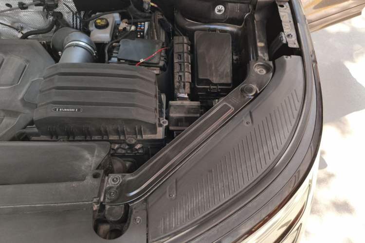 Used Volkswagen Tavendor 2023 380TSI Four-Wheel Drive R-Line Cruise Edition Engine Bay Left