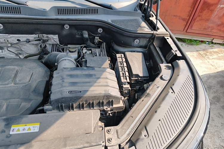 Used Volkswagen Tavendor 2023 380TSI Four-Wheel Drive R-Line Cruise Edition Engine Bay Left