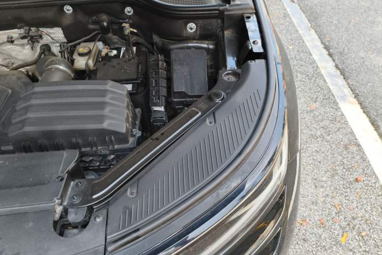 Used Volkswagen Tavendor 2023 380TSI Four-Wheel Drive R-Line Cruise Edition Engine Bay Left