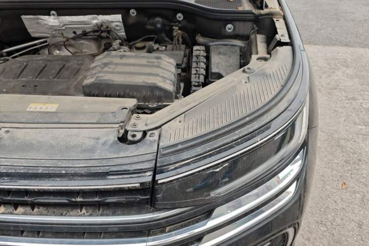 Used Volkswagen Tavendor 2023 330TSI Luxury Touring Edition Engine Bay Left