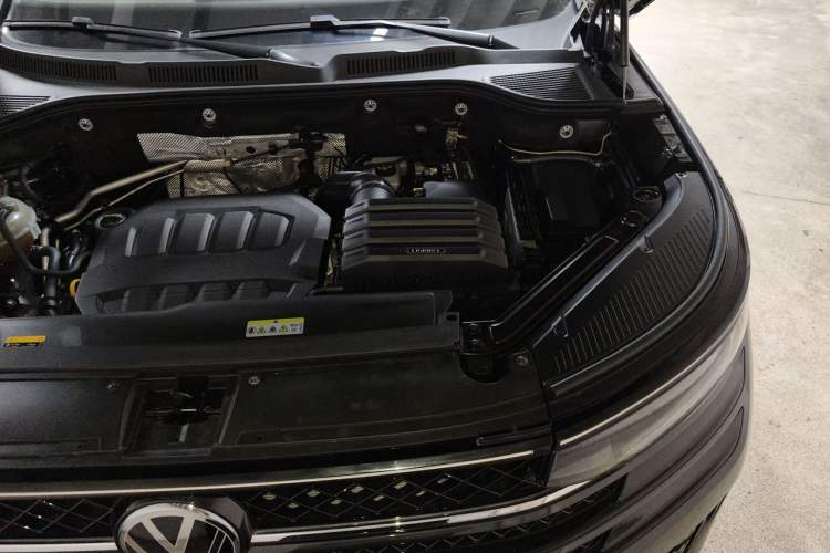 Used Volkswagen Tavendor 2023 380TSI Four-Wheel Drive R-Line Cruise Edition Engine Bay Left