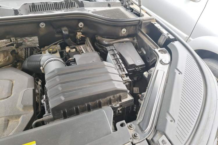 Used Volkswagen Tavendor 2023 380TSI Four-Wheel Drive R-Line Cruise Edition Engine Bay Left