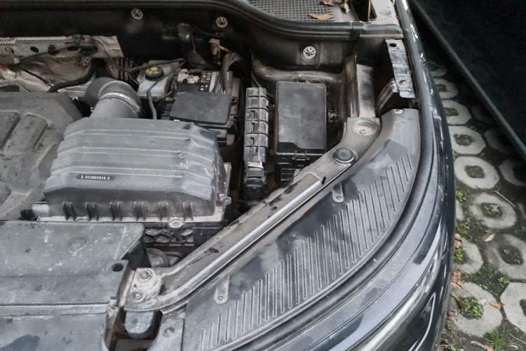 Used Volkswagen Tavendor 2023 380TSI Four-Wheel Drive R-Line Cruise Edition Engine Bay Left