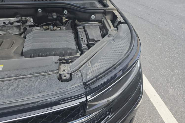 Used Volkswagen Tavendor 2023 380TSI Four-Wheel Drive R-Line Cruise Edition Engine Bay Left