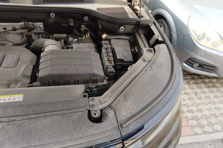 Used Volkswagen Tavendor 2023 380TSI Four-Wheel Drive R-Line Cruise Edition Engine Bay Left