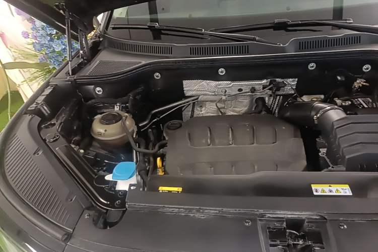 Used Volkswagen Tavendor 2023 380TSI Four-Wheel Drive R-Line Cruise Edition Engine Bay Right