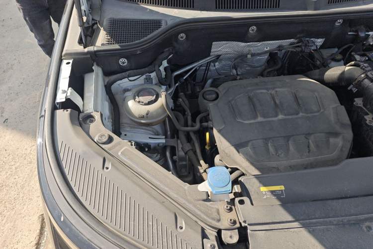 Used Volkswagen Tavendor 2023 330TSI Luxury Touring Edition Engine Bay Right